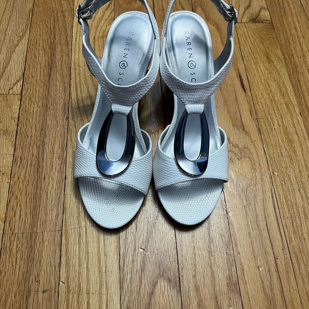 Karen Scott White Heeled Sandals with T-Strap